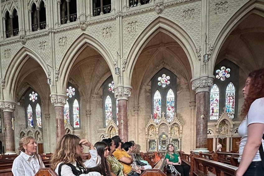 Interior de una iglesia con techos abovedados y vidrieras. 2