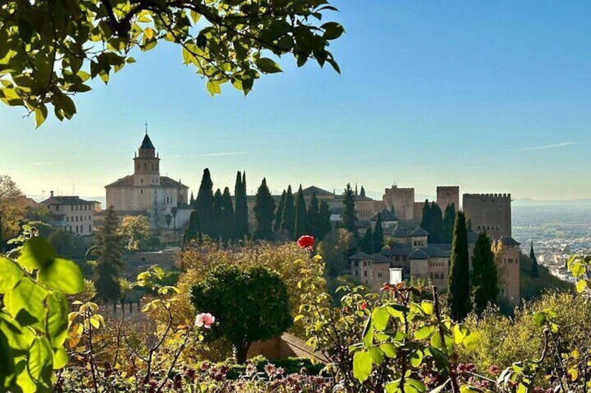 Un paysage urbain d’importance historique, avec une église remarquable, un château et une végétation luxuriante environnante. 1