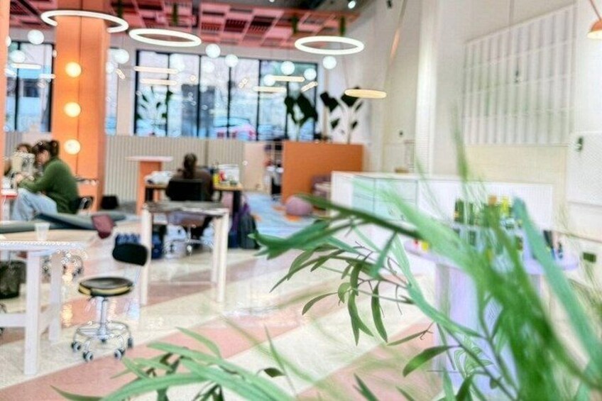 Un espacio interior con muebles modernos, luces colgantes y plantas verdes. 1