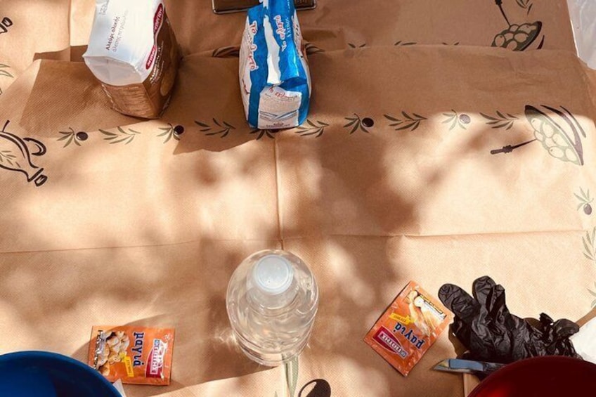 Une table avec des aliments, une bouteille d’eau et un bol bleu. 5