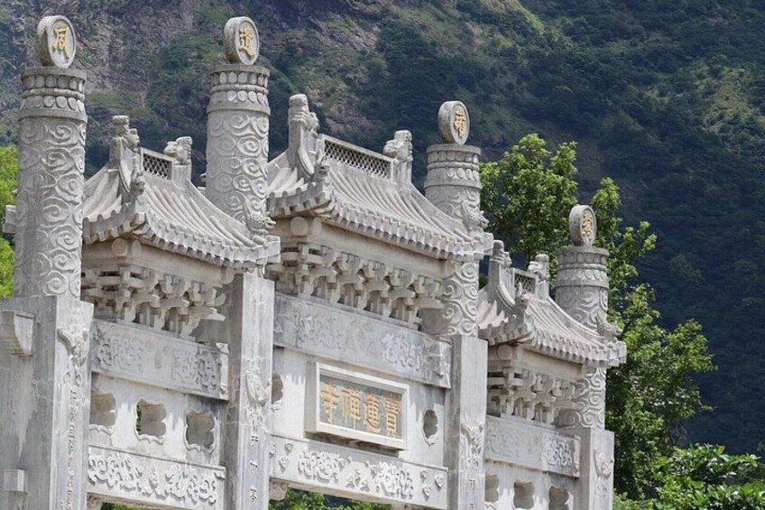 Un edificio chino tradicional con arquitectura ornamentada, que incluye intrincados grabados y un tejado de tejas. 5