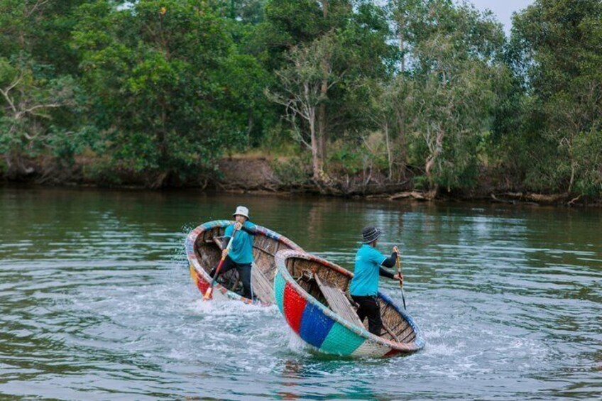 Dos personas en una barca en un río rodeado de vegetación. 1