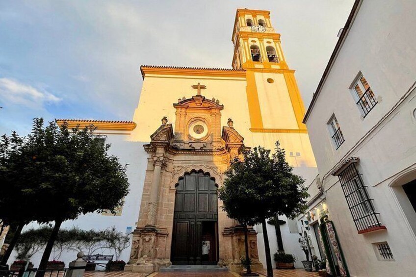 Private tour. Painting and Walking and Taping in Marbella Old Town 5