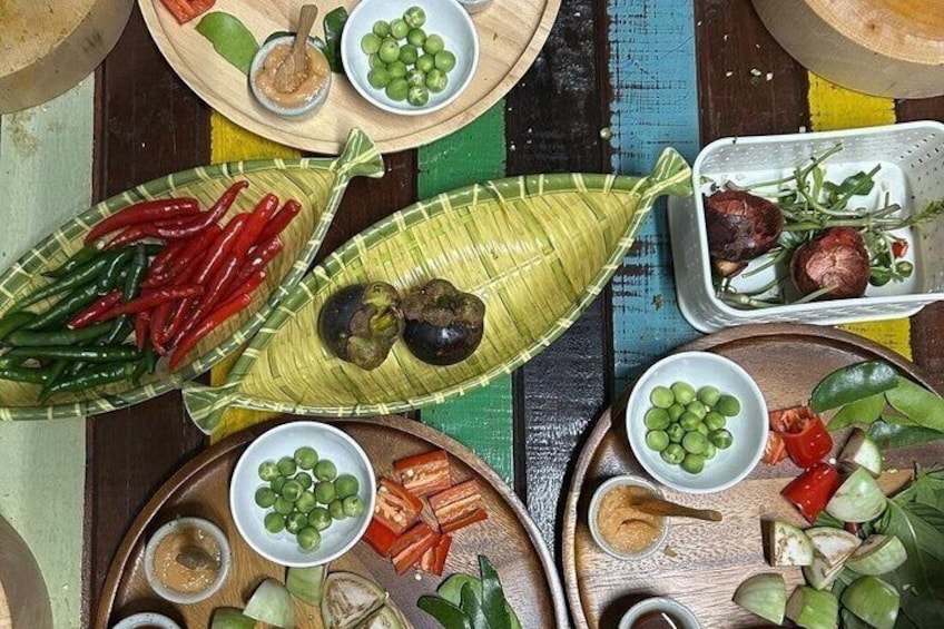 Una mesa colorida con diversos alimentos y condimentos. 5