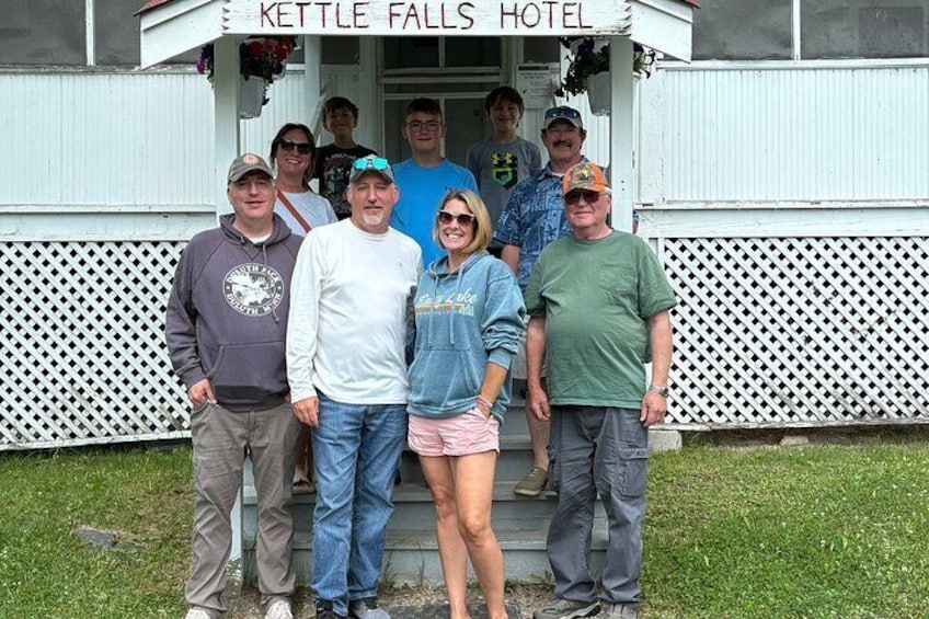 Eine Gruppe von Menschen steht vor dem Kettle Falls Hotel. 3