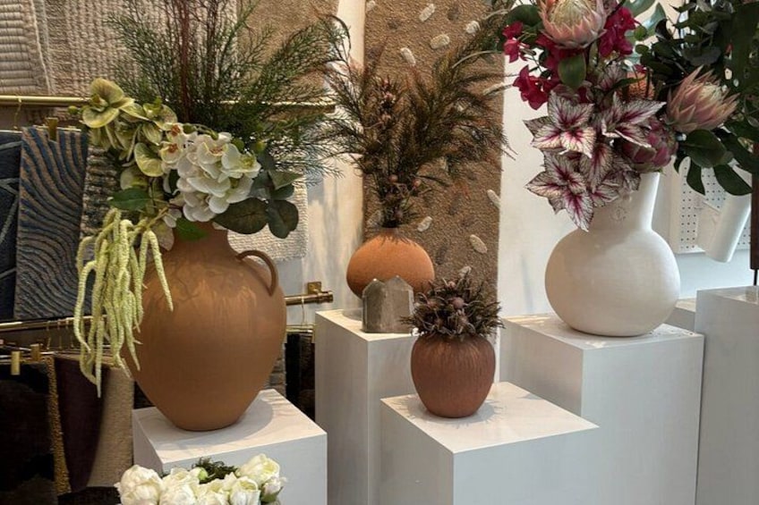 Tre grandi vasi con fiori in mostra. 2