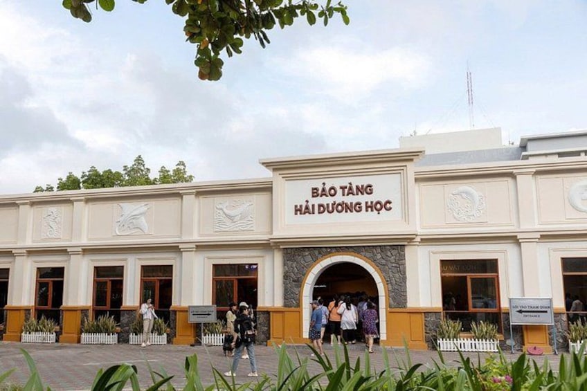 A building with a sign reading 'BÀO TÀNG HÀI DUONG HỒC'. 1