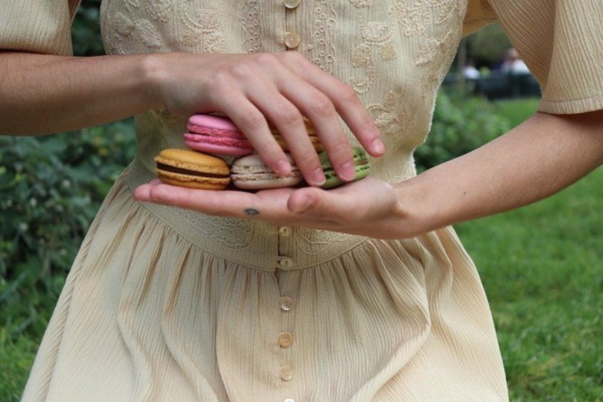 Une personne tenant une pile de macarons de couleurs vives. 4