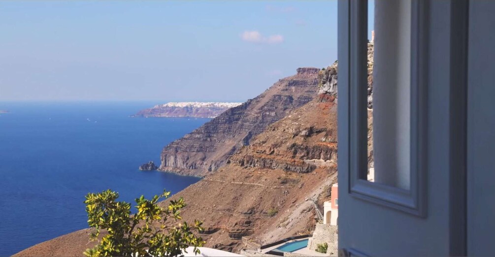 Une falaise côtière avec une piscine, offrant une vue sur la mer. 2