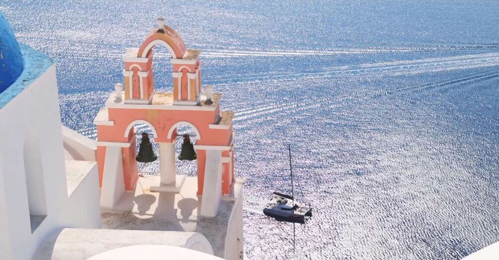 Une église côtière dotée d’un clocher et d’un bateau sur l’eau. 3
