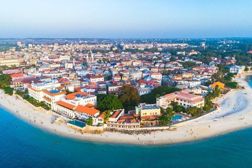 Un paisaje urbano costero con playa, edificios y cielo despejado. 4