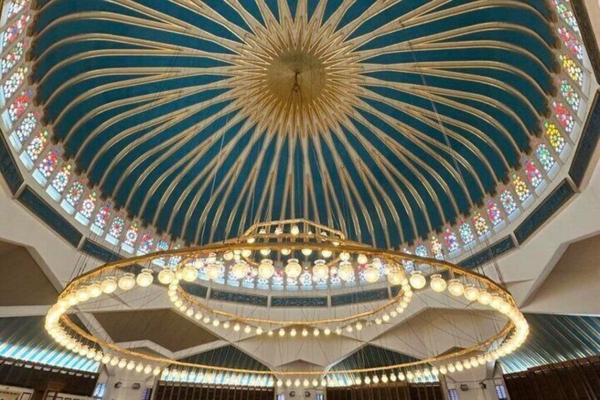 Un interno sontuoso con una grande cupola decorata e un lampadario circolare. 5