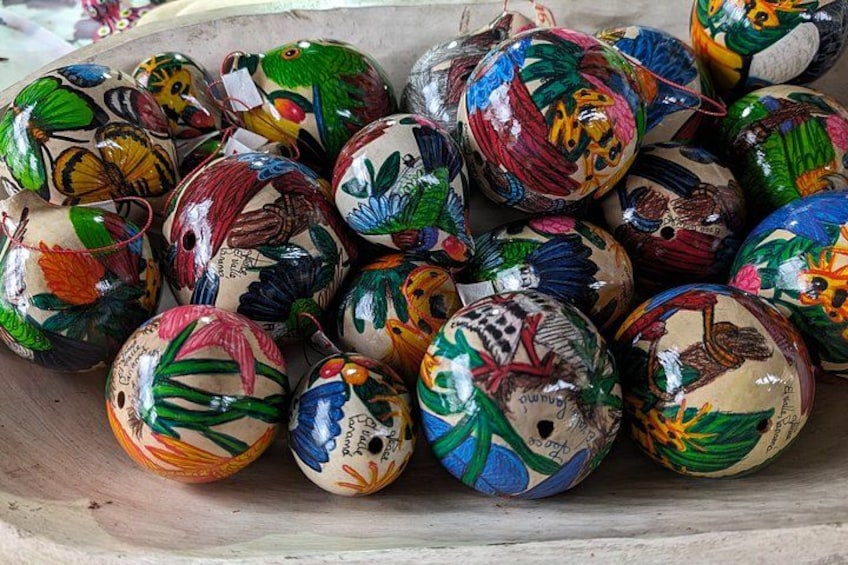 En samling målade ägg i en trälåda. 2