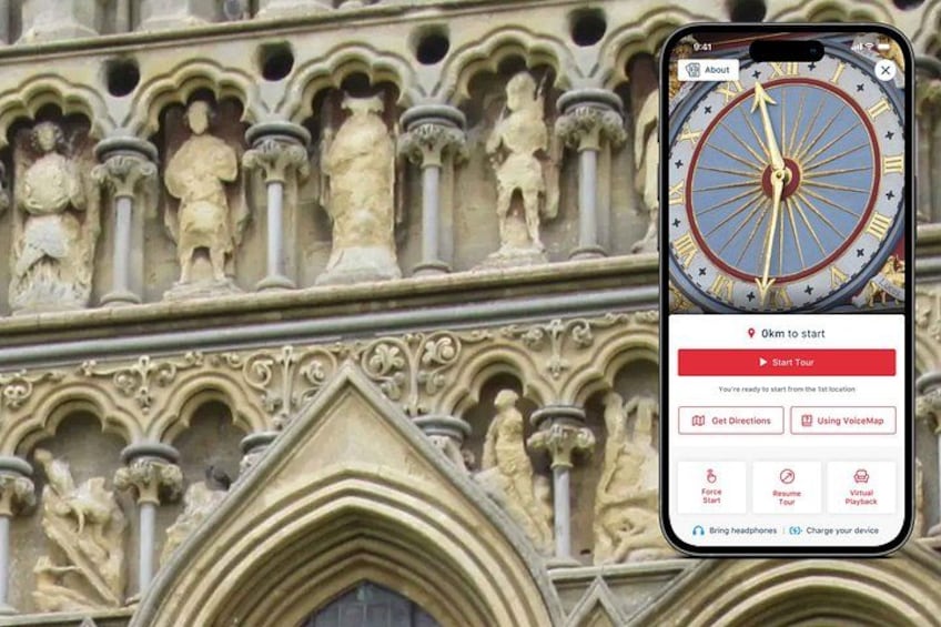 Un smartphone affichant une application de cartographie avec une boussole, une horloge et des options pour démarrer une visite guidée, obtenir un itinéraire et utiliser VoiceMap. 1