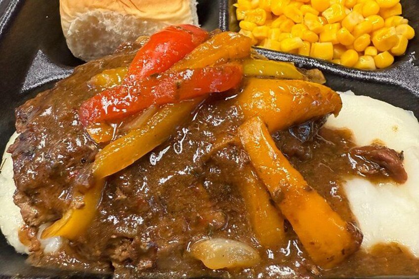 Ein Essen mit einem Rindersteak, Kartoffelpüree und Mais als Beilage. 5
