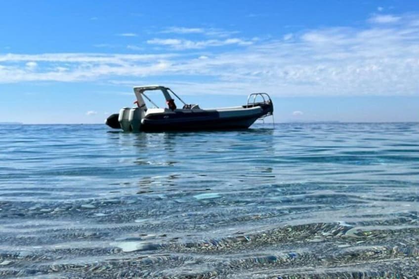Un bote flotando sobre aguas tranquilas bajo un cielo despejado. 5