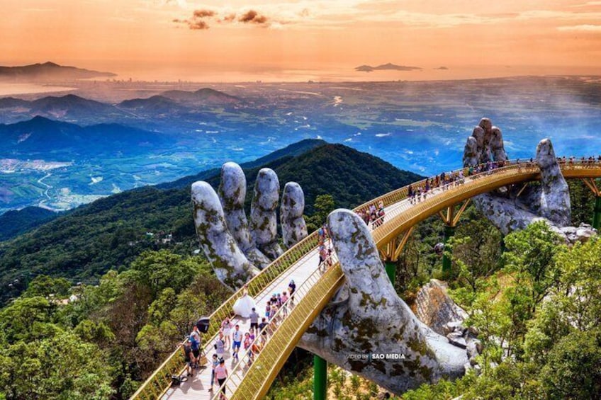 Un ponte con un design unico a forma di mano, circondato da vegetazione lussureggiante e una vista panoramica sul paesaggio. 5