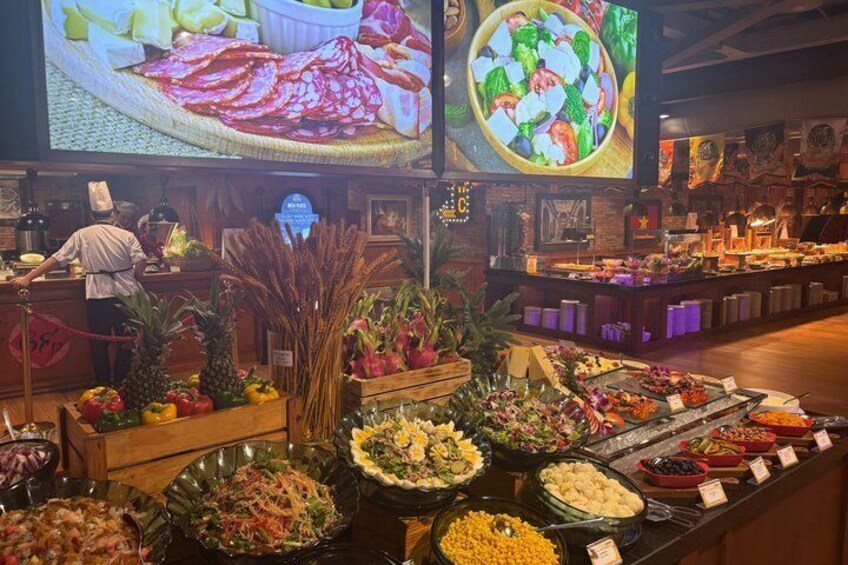 Un buffet con diversi piatti e uno chef che cucina. 3
