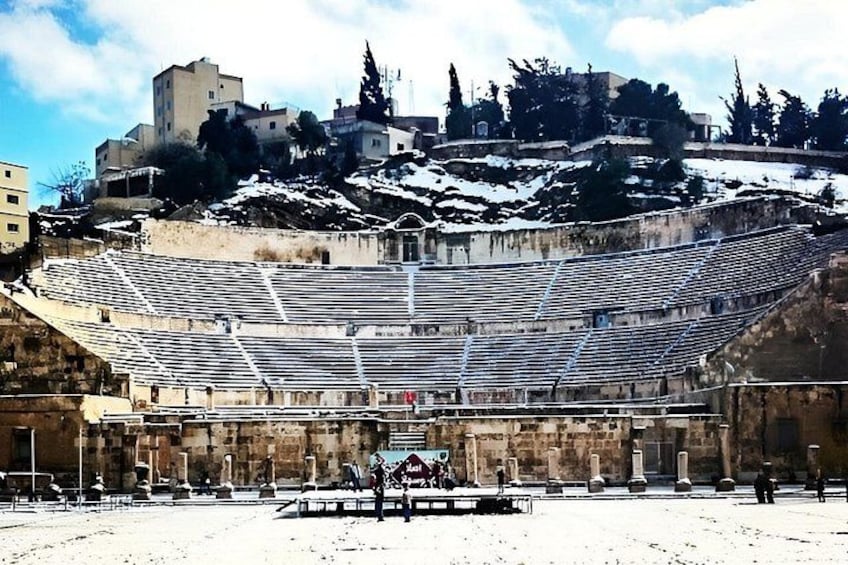 Un amphithéâtre antique doté de gradins, d’une scène et d’un décor composé d’immeubles historiques et d’arbres. 4