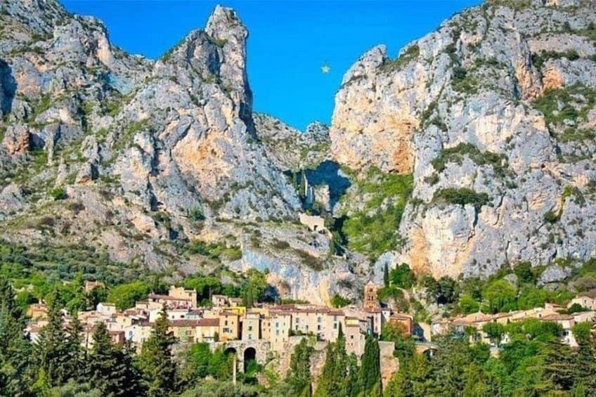 Un paysage montagneux avec un village niché au milieu de falaises rocheuses. 2