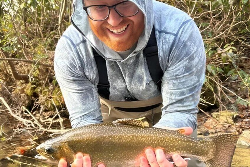 En person holder en fisk. 5
