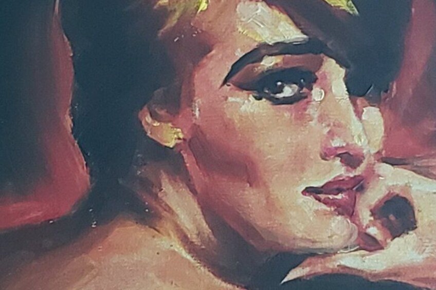 Primer plano de una pintura con figuras humanas abstractas y colores vibrantes. 5