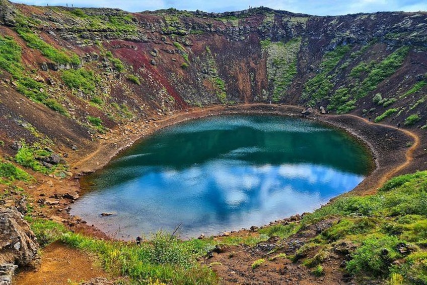 Un lago craterico circondato da un terreno aspro. 4