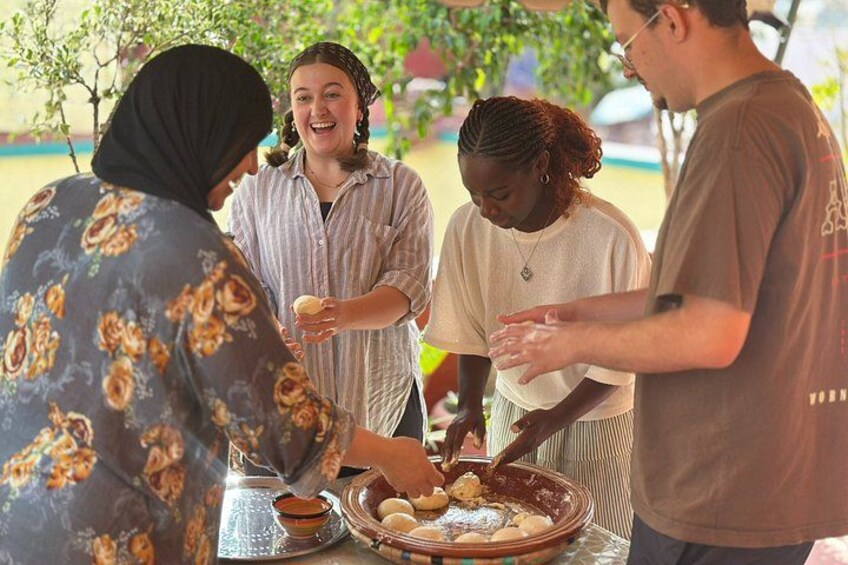 Un grupo de personas sirviendo comida en un evento al aire libre. 2