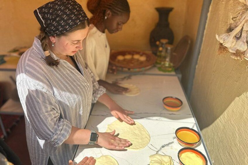 Una persona preparando comida, con un bol y un plato sobre la encimera. 4
