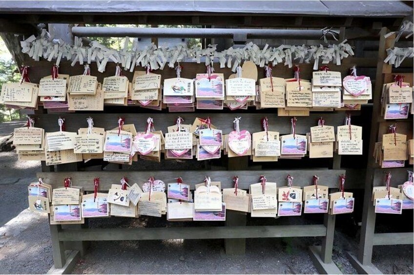 Une structure en bois dotée de plusieurs étagères où sont rangées des cartes et des enveloppes. 4
