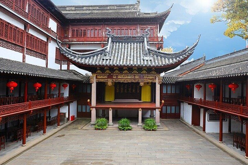 Une cour traditionnelle chinoise, ornée de lanternes rouges, dotée de toits en tuiles et abritant un pavillon central. 2