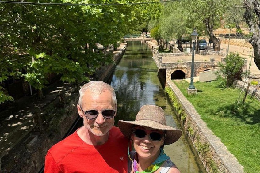 Un canal surmonté d’un pont, bordé de verdure et doté d’un mur de pierre. 5