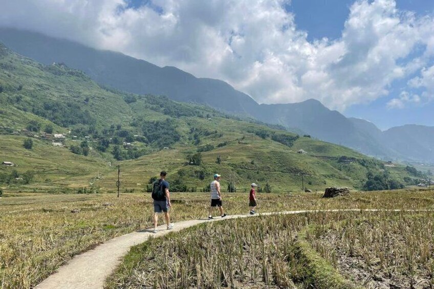 Un sentiero attraversa un paesaggio collinare, con persone che camminano. 2