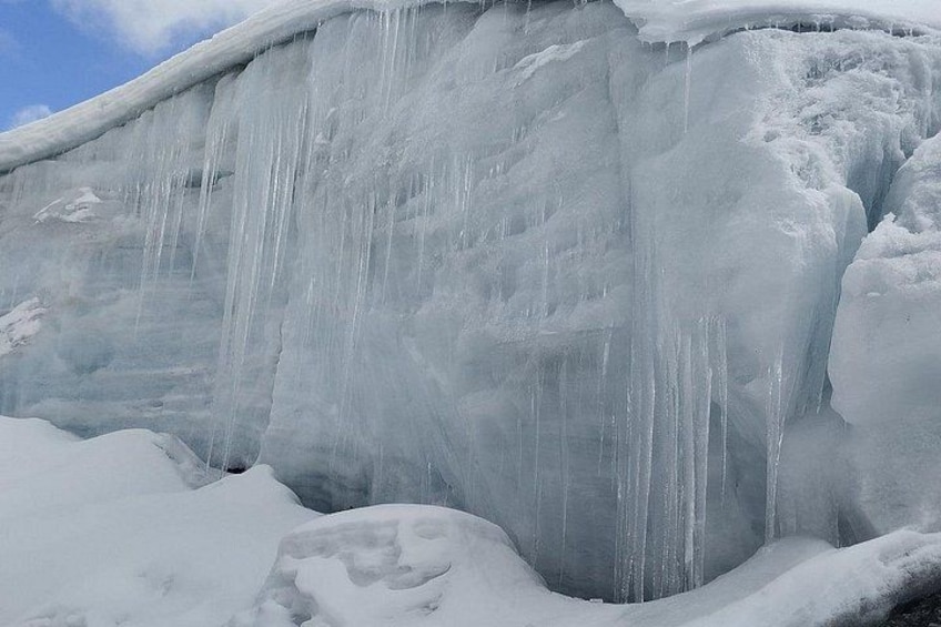 Una gran formación de hielo con cascabeles de hielo colgando. 3