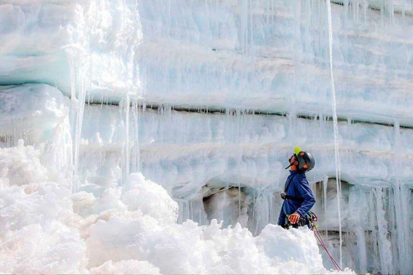 Una persona escalando hielo en un glaciar. 5
