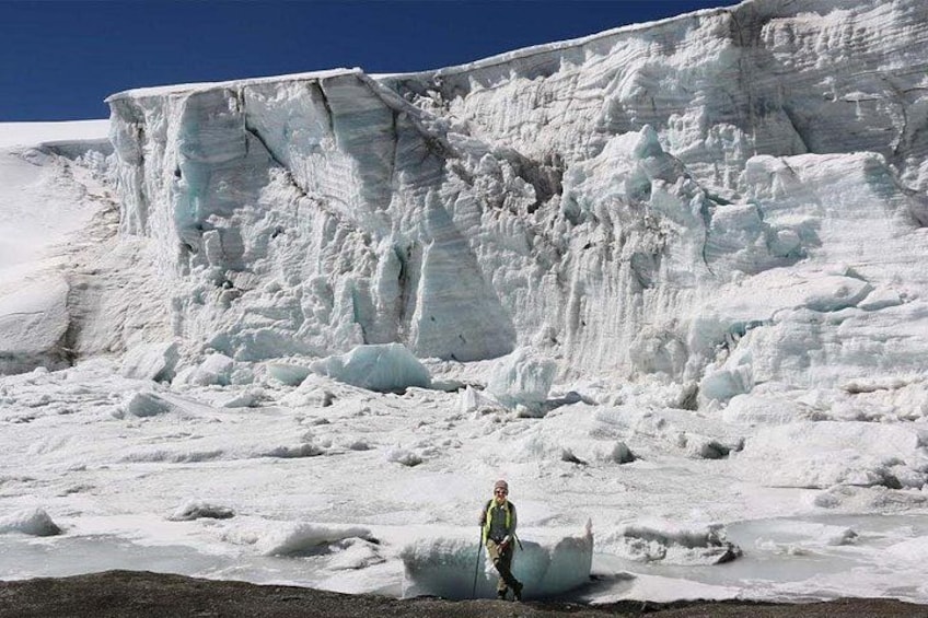 Un glaciar con una persona de pie al frente. 2