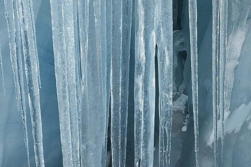 Primer plano de formaciones de hielo con estrías verticales y una grieta. 4