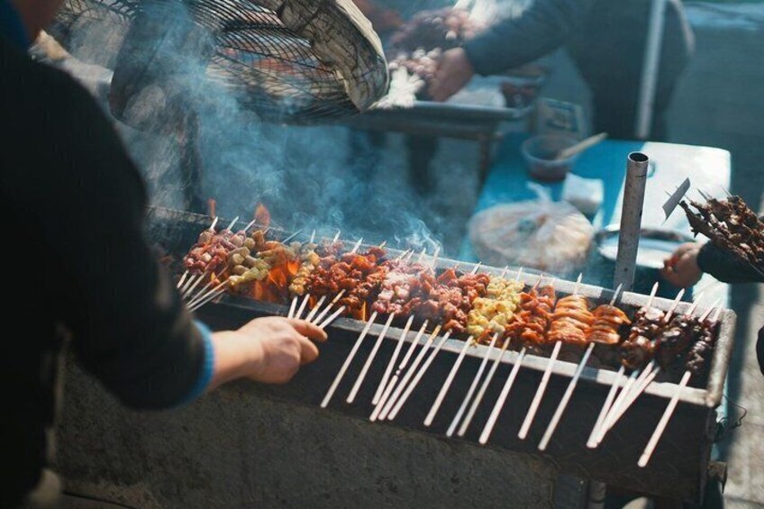 Forskellige spyd grilles på en grill. 5