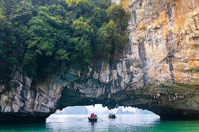 Ha Long Bay 4-Hour Cruise with Kayak, Cave & Lunch 1