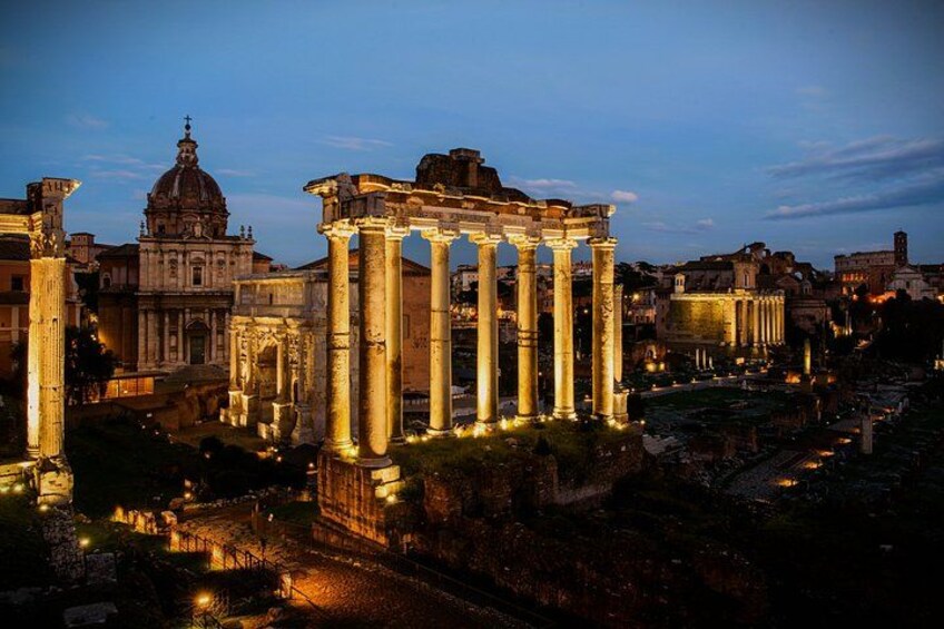 Des colonnes romaines antiques au crépuscule, avec une vue sur la ville en arrière-plan. 4