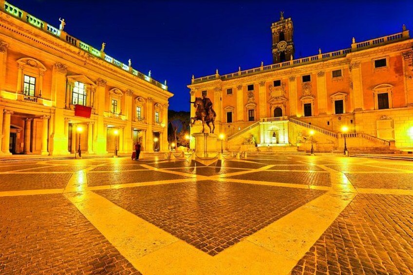 Une place où se trouve une statue au centre, entourée de bâtiments historiques à l’architecture classique. 5