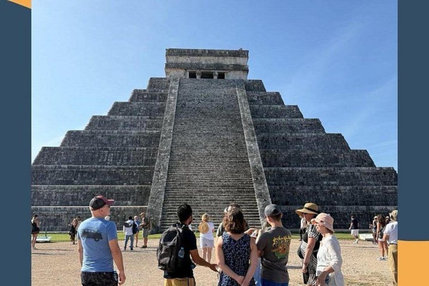 Una gran estructura piramidal con turistas a su alrededor. 1