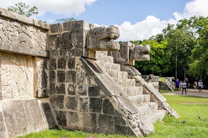 Antiguas escaleras de piedra que conducen a una estructura de templo con tallas intrincadas. 3