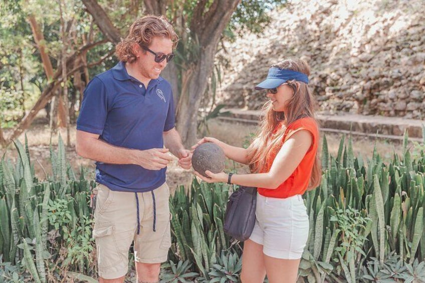 Dos personas en un jardín sosteniendo una planta. 2