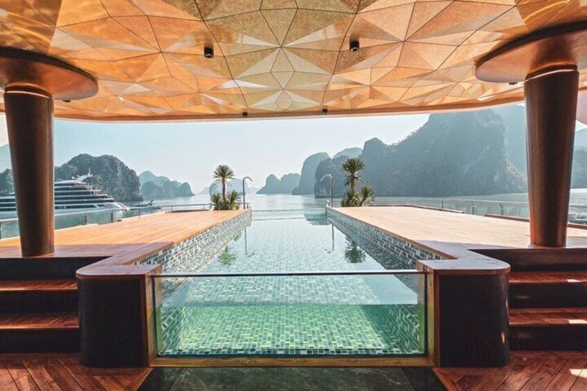 Une piscine avec vue sur un paysage montagneux. 5