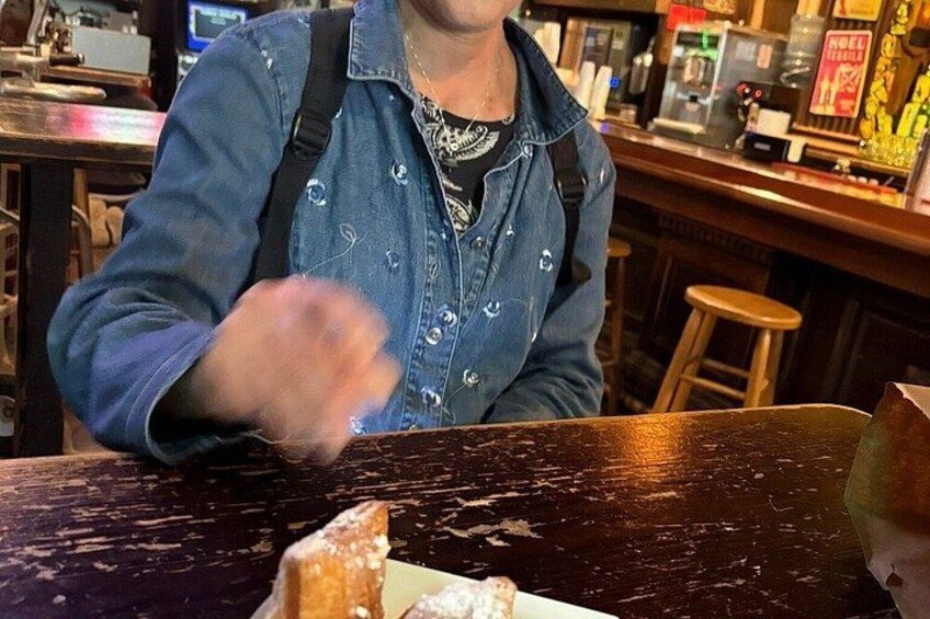 Une personne est assise à une table, avec un dessert devant elle. 4