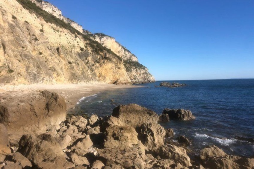 Une côte rocheuse, avec des falaises et une plage. 5