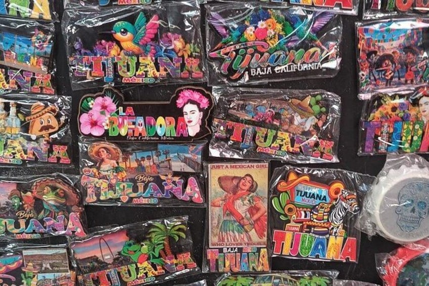 Eine Auswahl bunter Artikel mit mexikanischem Thema, darunter Taschen, Schlüsselanhänger und weitere Produkte. 2