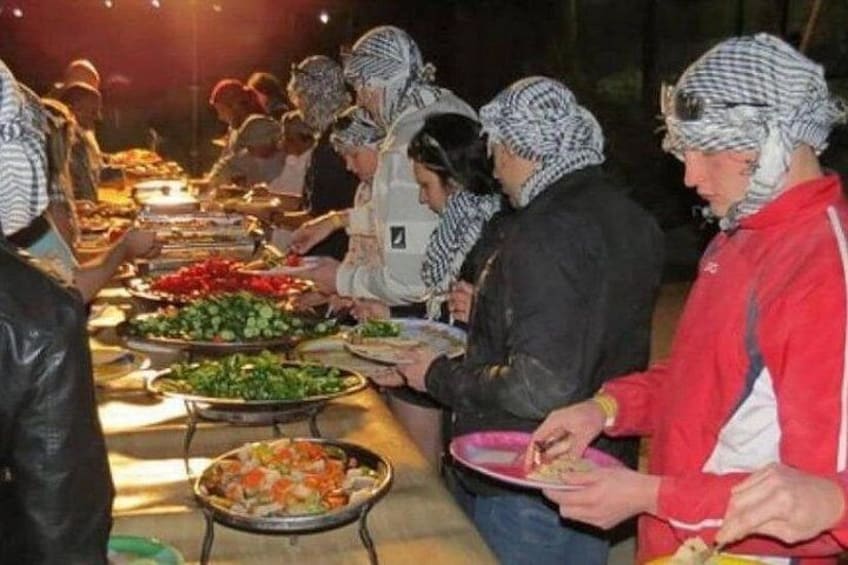 Des personnes se servent à volonté dans un buffet proposant différents plats. 2