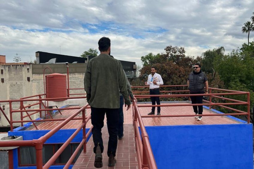 Un ring de boxeo con cuatro personas, una dirigiéndose hacia él. 2